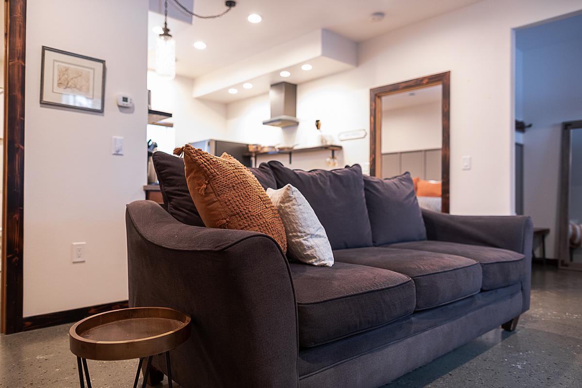 Beautiful apartment, king size bed, and fast WiFi! Unit B