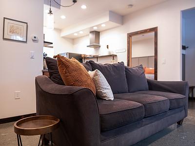 Beautiful apartment, king size bed, and fast WiFi! Unit B