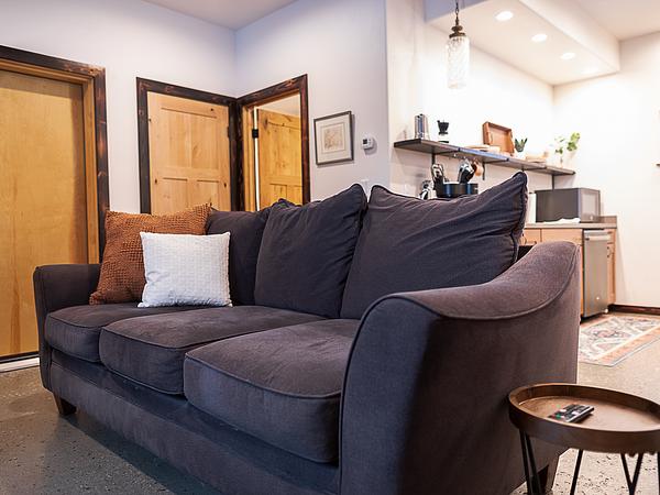 Beautiful apartment, king size bed, and fast WiFi! Unit B