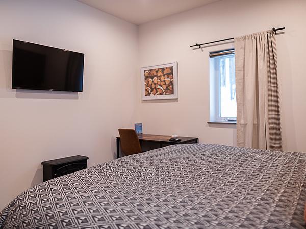 Beautiful apartment, king size bed, and fast WiFi! Unit B