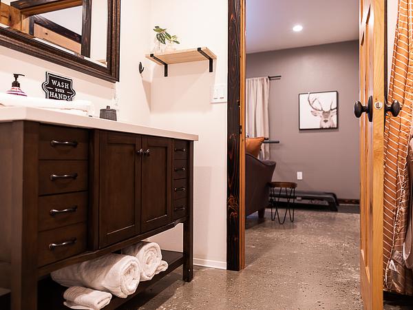 Beautiful apartment, king size bed, and fast WiFi! Unit B