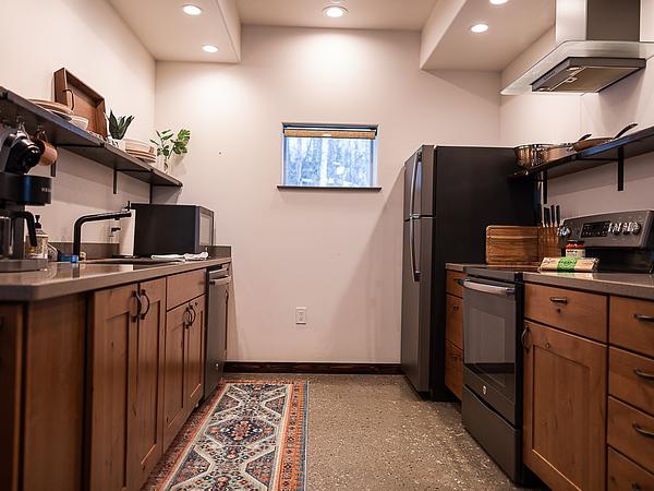 Beautiful apartment, king size bed, and fast WiFi! Unit B