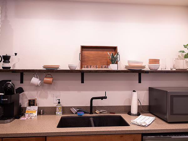 Beautiful apartment, king size bed, and fast WiFi! Unit B