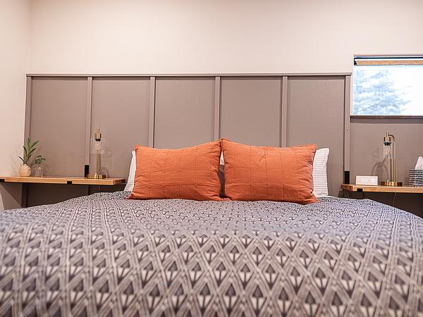 Beautiful apartment, king size bed, and fast WiFi! Unit B