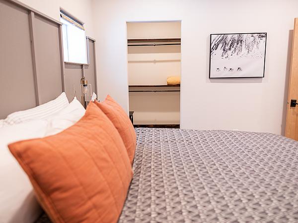 Beautiful apartment, king size bed, and fast WiFi! Unit B