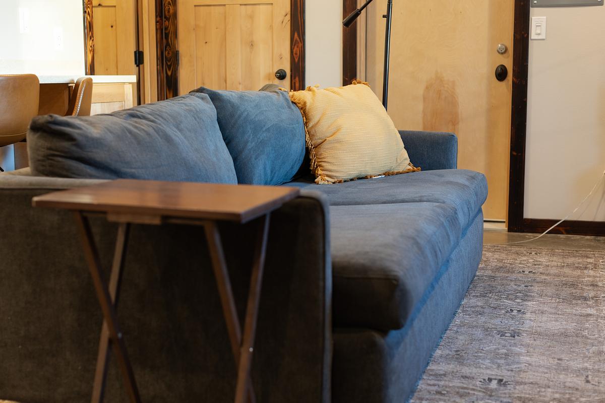 Beautiful apartment, king size bed, and fast WiFi! Unit A