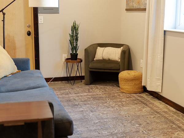 Beautiful apartment, king size bed, and fast WiFi! Unit A