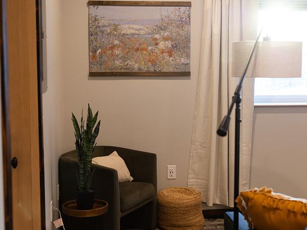 Beautiful apartment, king size bed, and fast WiFi! Unit A