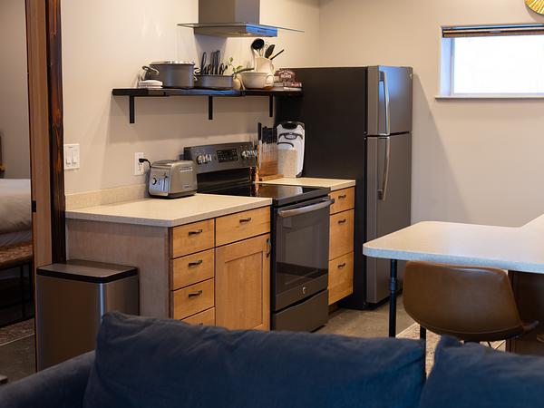 Beautiful apartment, king size bed, and fast WiFi! Unit A