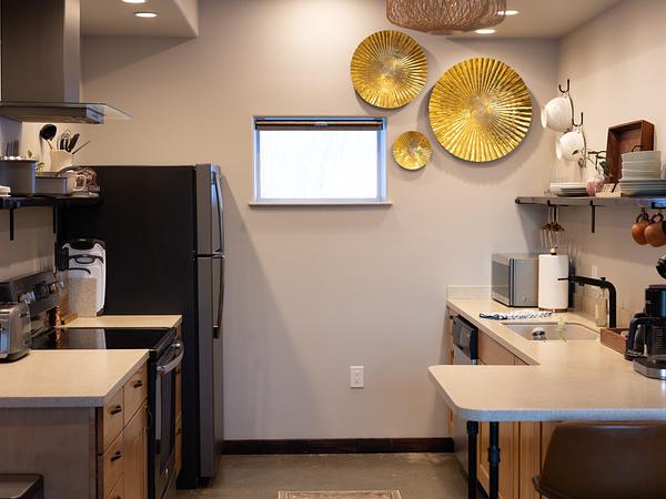 Beautiful apartment, king size bed, and fast WiFi! Unit A